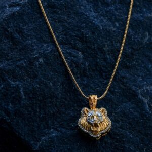 Leo pendant with a long chain