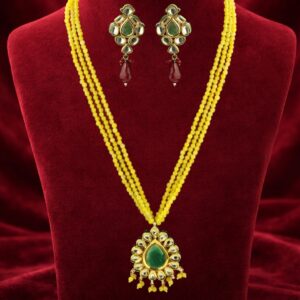 Yellow quartz pendant set with kundan earrings